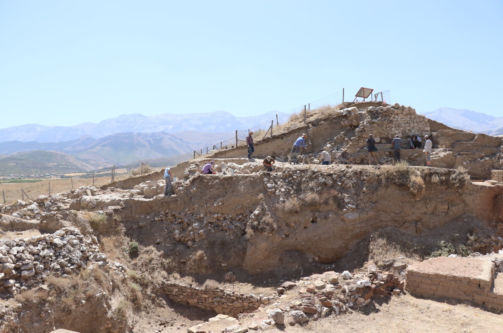 Archaeologists unearth the city walls in the Porsuk Mound, Niğde, central Turkey, August 10, 2021. (AA Photo) 