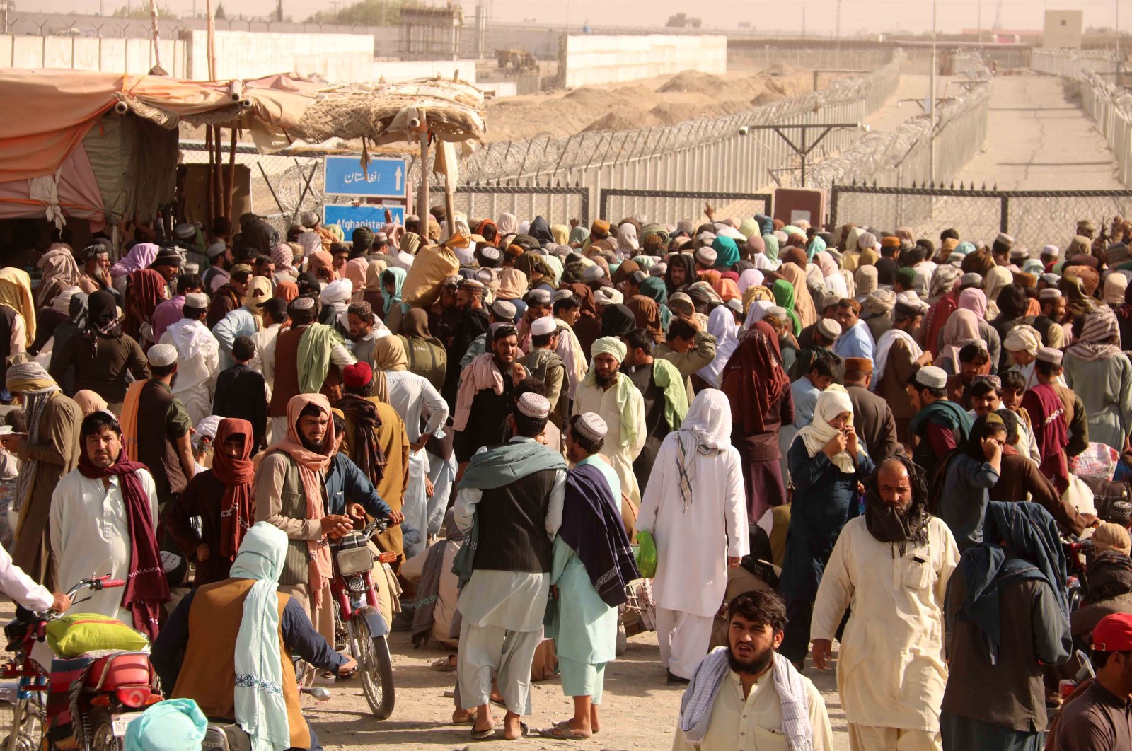 People stranded at the Pakistani-Afghan border wait for its reopening after it was closed by the Taliban, who have taken over the control of the Afghan side of the border at Chaman, Pakistan, Aug. 11, 2021. (EPA Photo)