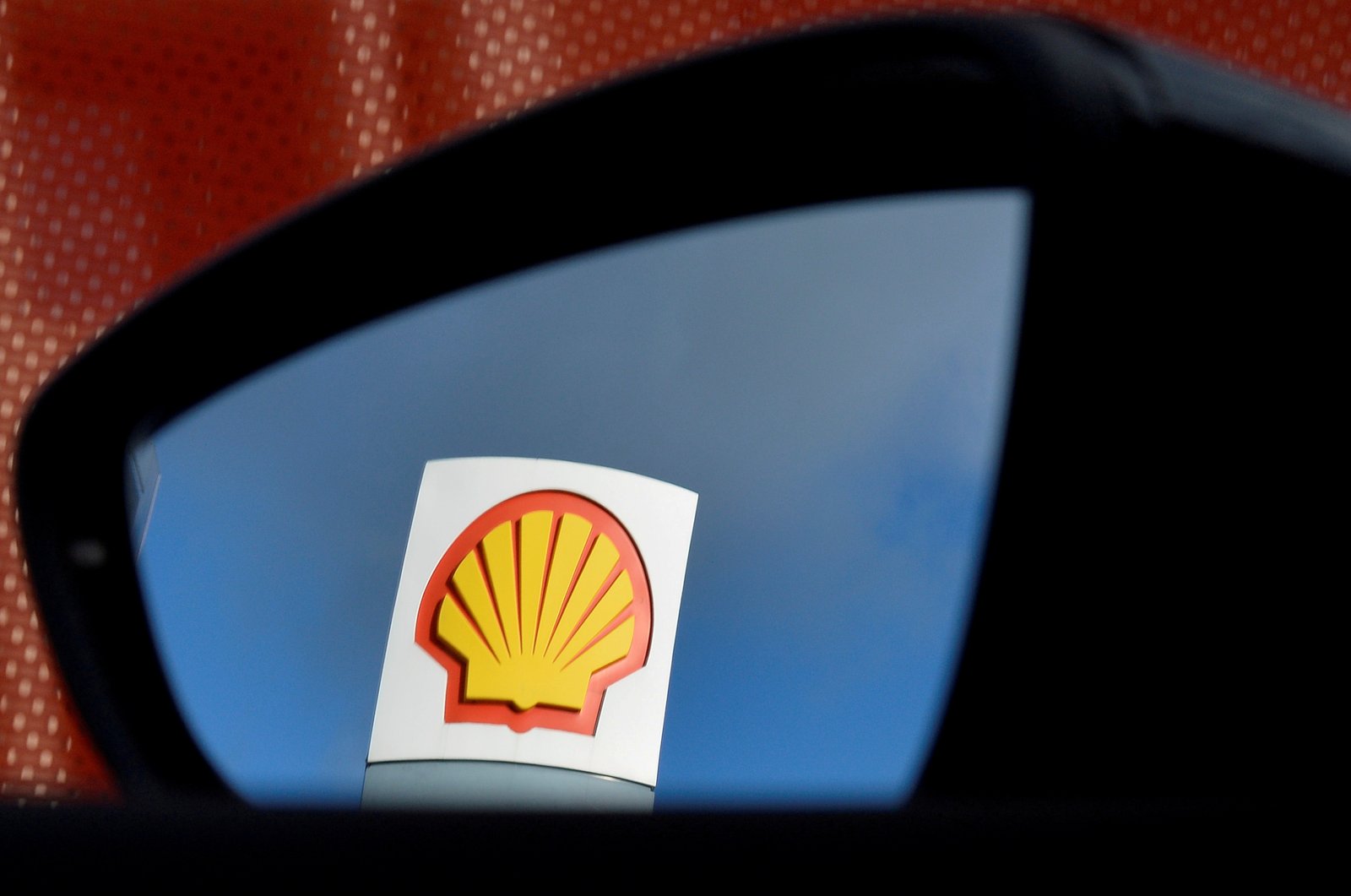 A Shell logo is seen reflected in a car's side mirror at a petrol station in west London, Britain, Jan. 29, 2015. (Reuters Photo)