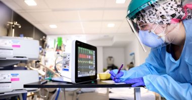 A health care professional cares for COVID-19 patients in the Intensive Care Unit (ICU) at Lake Charles Memorial Hospital, Louisiana, U.S., on Aug. 10, 2021.  (Getty Images/AFP Photo)