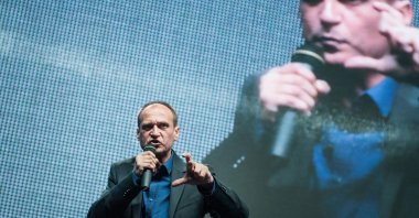 Polish artist and activist Pawel Kukiz addresses his supporters during a congress in Lubin, Poland, June 27, 2015. (AFP Photo)