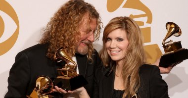 Musician Robert Plant (L) and singer Alison Krauss pose in the press room during the 51st Annual Grammy Awards held at the Staples Center on February 8, 2009, Los Angeles, California, U.S.  (Getty Images)