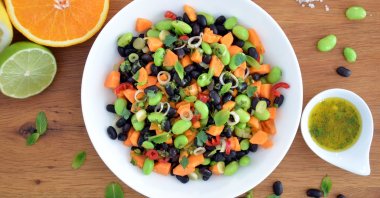 Black beans are guaranteed to make you feel full thanks to all their fibre, and they work well with spices and herbs that will make your tongue happy. (Julia Uehren/loeffelgenuss.de via dpa)