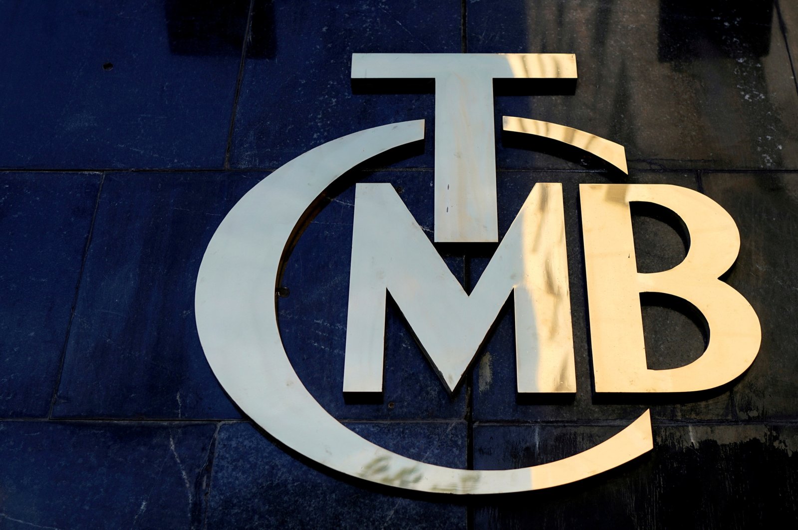 A logo of the CBRT is pictured at the entrance of the bank's headquarters in Ankara, Turkey,  April 19, 2015. (Reuters Photo)