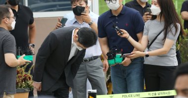 Lee Jae-yong, Samsung Electronics vice chairperson, bows as he is released on parole from Seoul Detention Center in Uiwang, South Korea, Aug. 13, 2021. (Reuters Photo)