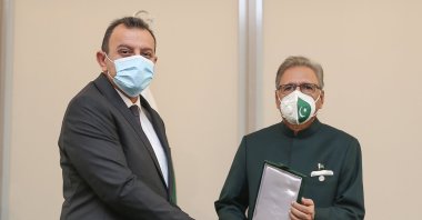 Dr. Selami Kılıç (L) receives his award from Pakistani President Arif Alvi, in Istanbul, Turkey, Aug. 15, 2021. (AA PHOTO) 