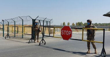 Uzbek soldiers guard a checkpoint, two kilometers (1.24 miles) from "Friendship Bridge" over the Amu Darya river, which separates Uzbekistan and Afghanistan, near Termez, Uzbekistan, Aug. 15, 2021. (AFP Photo)