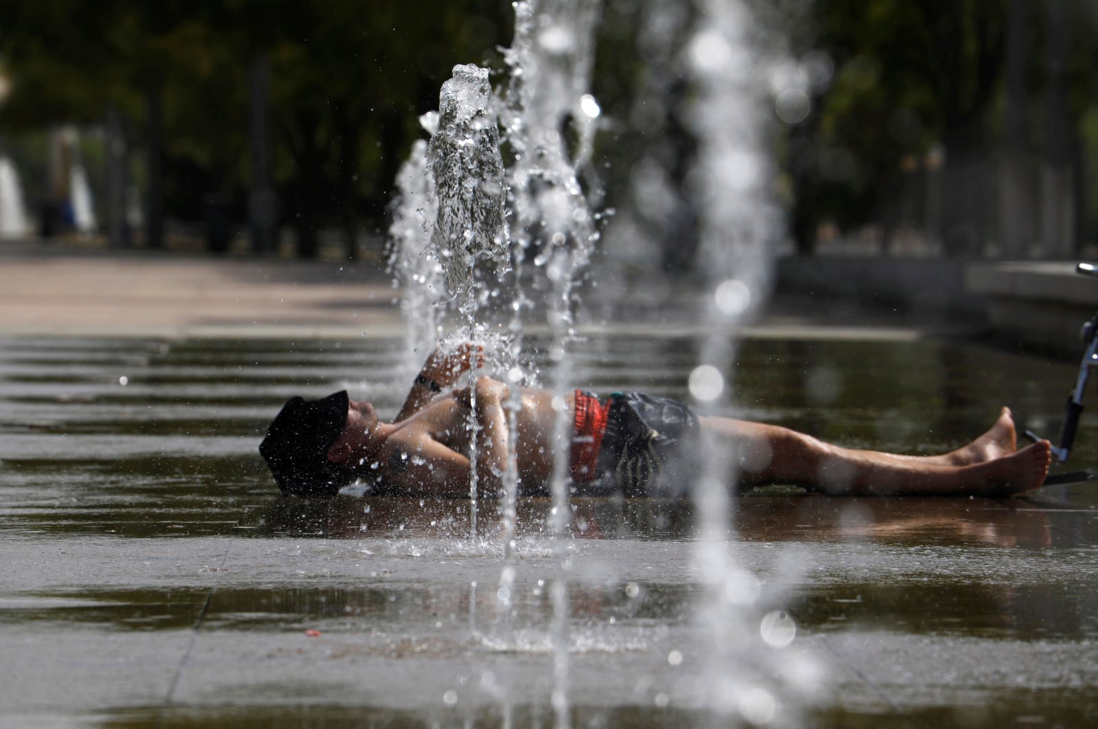 People refresh themselves during the heat wave, with temperatures reaching up to 44 to 46 degrees Celsius in some parts of the country, in Cordoba, Andalusia, Spain, Aug. 14, 2021. (EPA Photo)