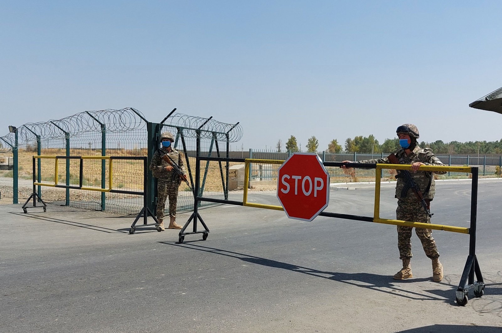 Uzbek soldiers guard a checkpoint, two kilometers (1.24 miles) from "Friendship Bridge" over the Amu Darya river, which separates Uzbekistan and Afghanistan, near Termez, Uzbekistan, Aug. 15, 2021. (AFP Photo)