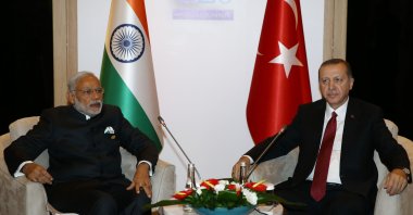 Turkey's President Recep Tayyip Erdoğan (R) and India's Prime Minister Narendra Modi meet in the capital Ankara, Turkey, Nov. 16, 2015. (Sabah Photo)