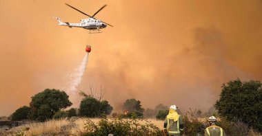 A helicopter drops water as fires rage in Navalmoral de la Sierra near Avila at the center of Spain on Aug. 16, 2021. (AFP Photo)