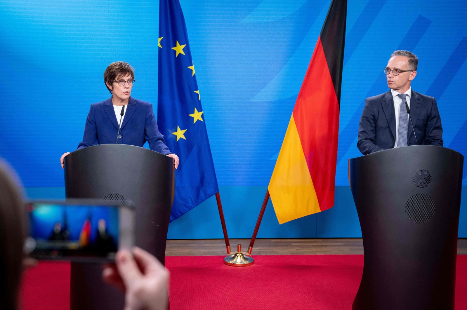 German Defense Minister Annegret Kramp-Karrenbauer (L) and German Foreign Minister Heiko Maas attend a joint press conference on evacuation measures at the airport in Kabul following the Taliban takeover of Afghanistan, in Berlin, on August 17, 2021 at the Foreign Ministry in Berlin. (AFP Photo)