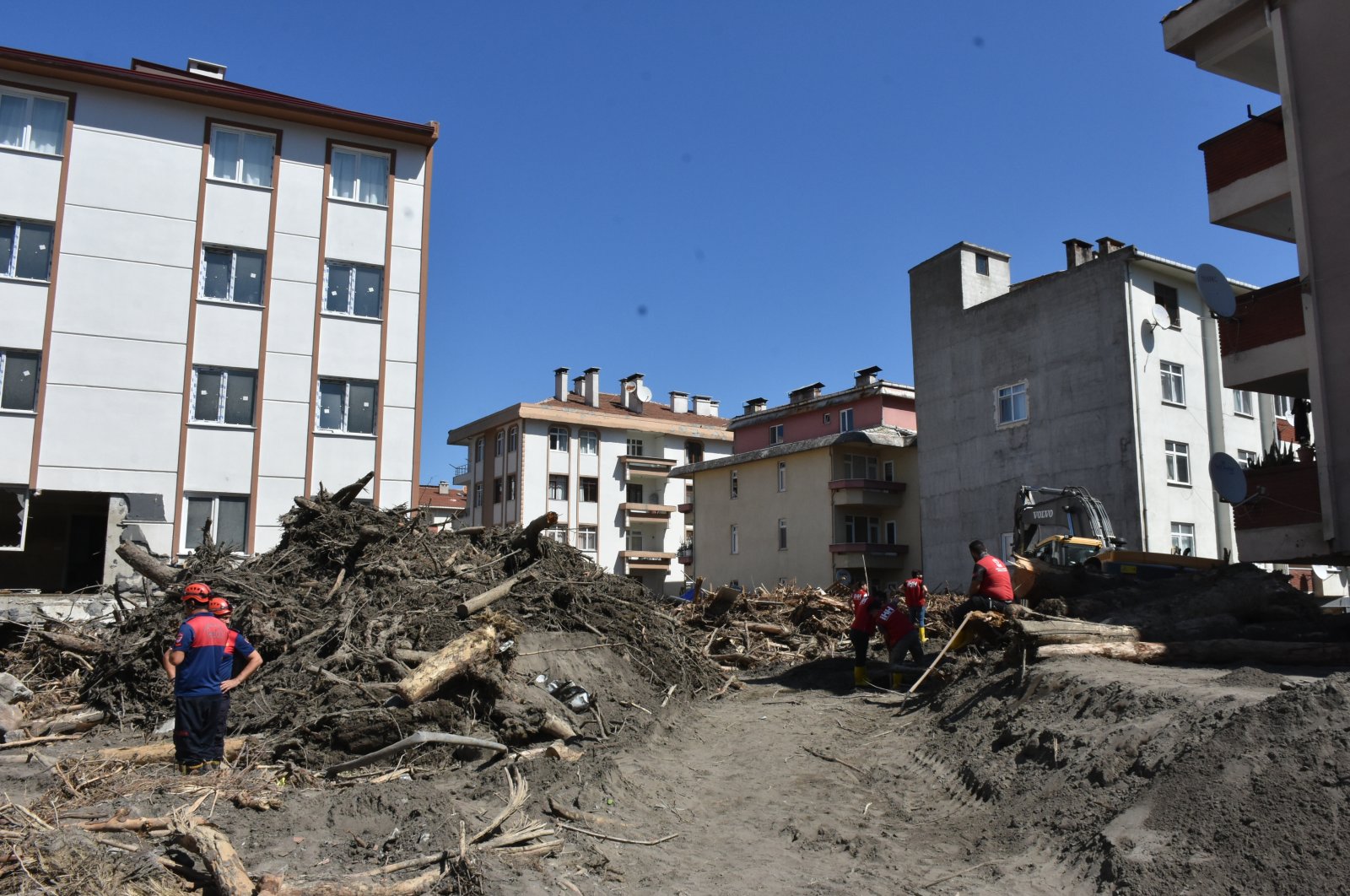 Workers clean the debris from the streets in flood-hit Bozkurt, Kastamonu, northern Turkey, Aug. 17, 2021. (AA PHOTO) 