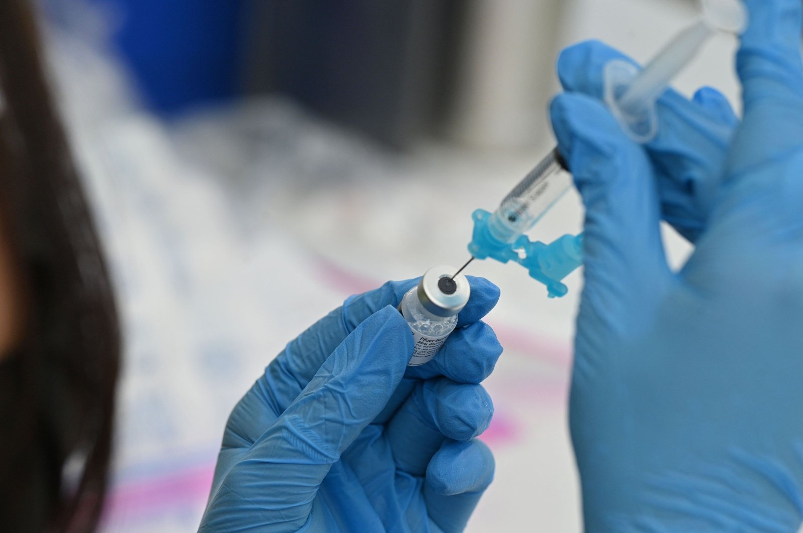 A health care worker fills a syringe with a COVID-19 vaccine at a community vaccination event in Los Angeles, U.S., Aug. 11, 2021. (AFP Photo)