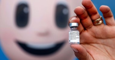 A medic holds up a vial of the Pfizer-BioNTech COVID-19 vaccine at a vaccination center at the Atid al-Najah High School for the Sciences at the city of Taibeh, in northern Israel, Aug. 19, 2021. (AFP Photo)