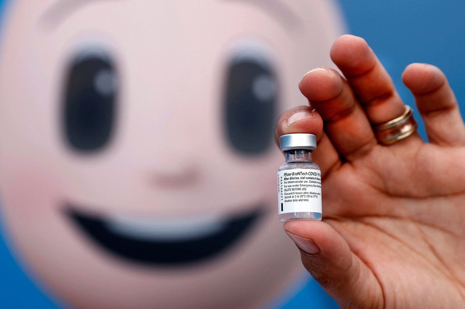 A medic holds up a vial of the Pfizer-BioNTech COVID-19 vaccine at a vaccination center at the Atid al-Najah High School for the Sciences at the city of Taibeh, in northern Israel, Aug. 19, 2021. (AFP Photo)