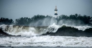 Strong waves reach the Island of Sacrifices due to Hurricane Grace, as seen from Boca del Rio, Veracruz, Mexico, Aug. 20, 2021. (AFP Photo)