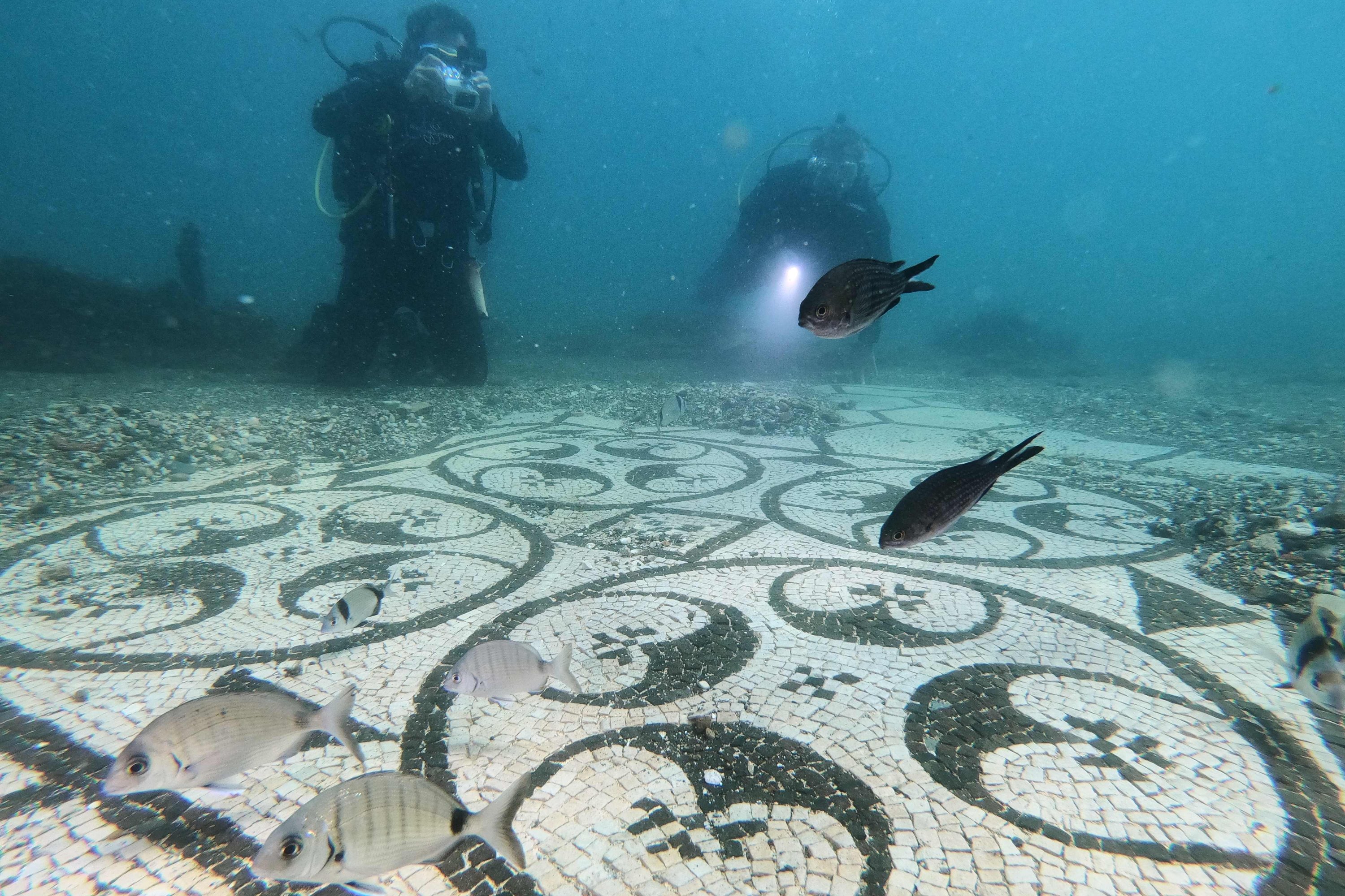 Tourists dive into underwater archaeological Roman party town | Daily Sabah