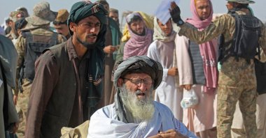 Afghan nationals arrive at the Pakistan-Afghanistan border crossing point in Chaman to return to Afghanistan, Aug. 22, 2021, following the Taliban's stunning takeover of Afghanistan. (AFP Photo)
