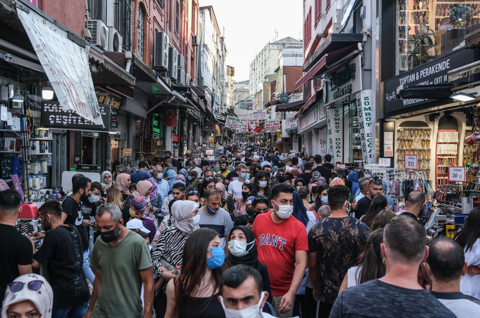 Crowds of mostly tourists wearing face masks shop at the historical Grand Bazaar, in Istanbul, Turkey, Aug. 10, 2021. (EPA Photo)