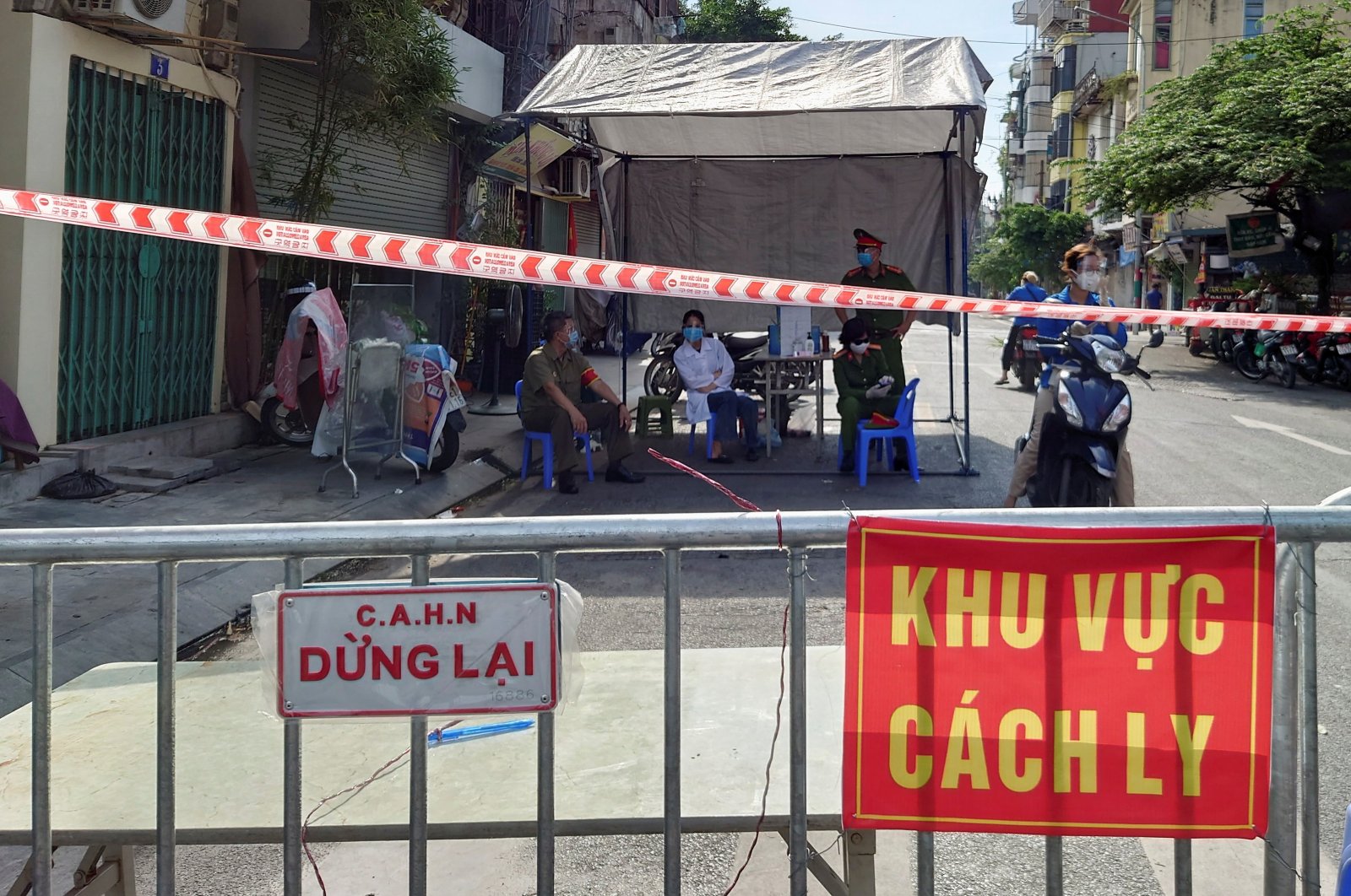 Signs reading "Hanoi Police - Stop" and "Quarantine Area" are seen next to a street barricade set up as the country imposes measures to prevent the spread of the coronavirus disease (COVID-19), in Hanoi, Vietnam, Aug. 22, 2021. (REUTERS Photo)
