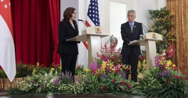 U.S. Vice President Kamala Harris (L) and Singapore's Prime Minister Lee Hsien Loong hold a joint news conference in Singapore, Aug. 23, 2021. (AP Photo)