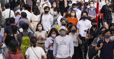  Pedestrians walk in Tokyo, Japan, Aug.18, 2021. (EPA-EFE Photo) 