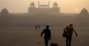 People arrive to visit the Red Fort on a smoggy morning in the old quarters of New Delhi, India, Nov. 10, 2020. (Reuters Photo)