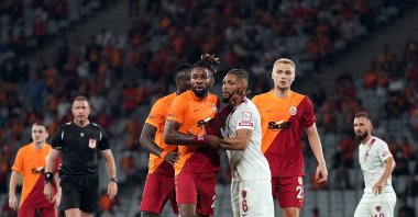 Galatasaray's Christian Luyindama (C) in action with Hatayspor's Jean-Claude Billong during the Turkish Süper Lig match at Istanbul's Atatürk Olympic Stadium, Turkey, Aug. 23, 2021 (IHA Photo)