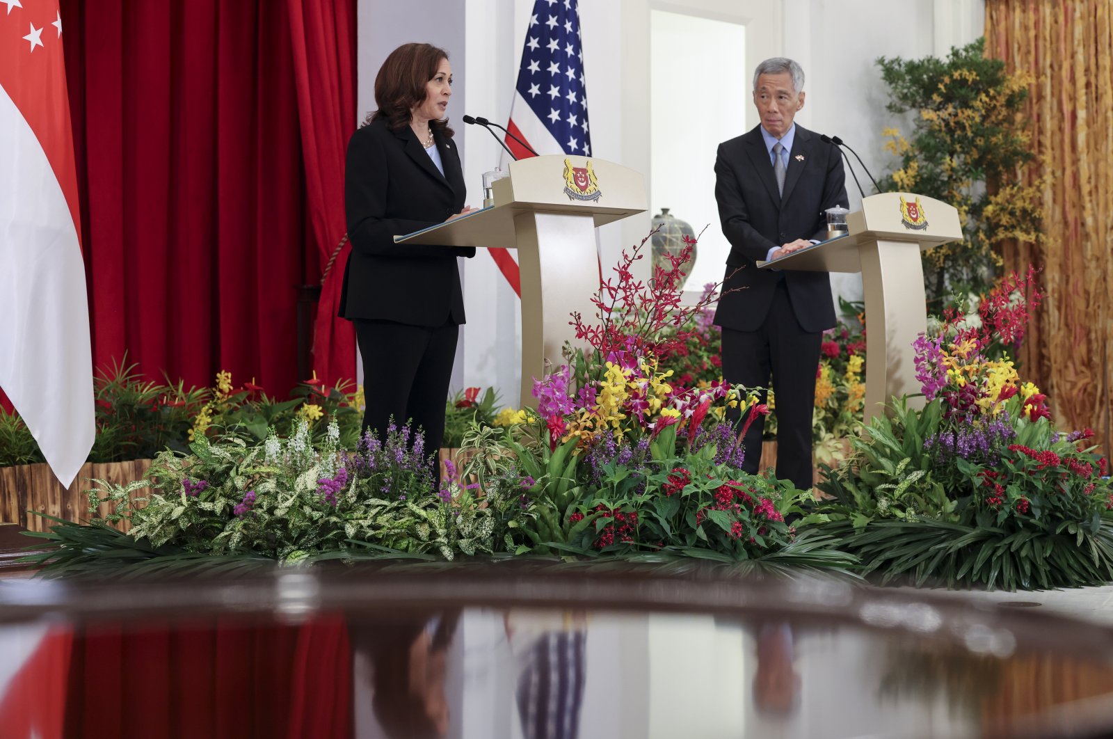 U.S. Vice President Kamala Harris (L) and Singapore's Prime Minister Lee Hsien Loong hold a joint news conference in Singapore, Aug. 23, 2021. (AP Photo)
