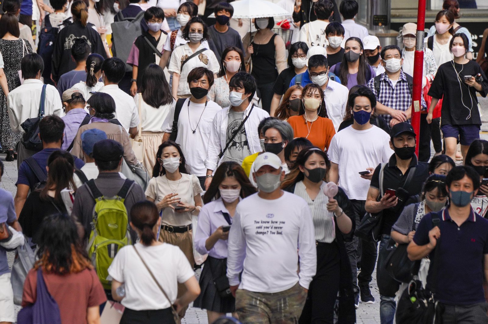  Pedestrians walk in Tokyo, Japan, Aug.18, 2021. (EPA-EFE Photo) 