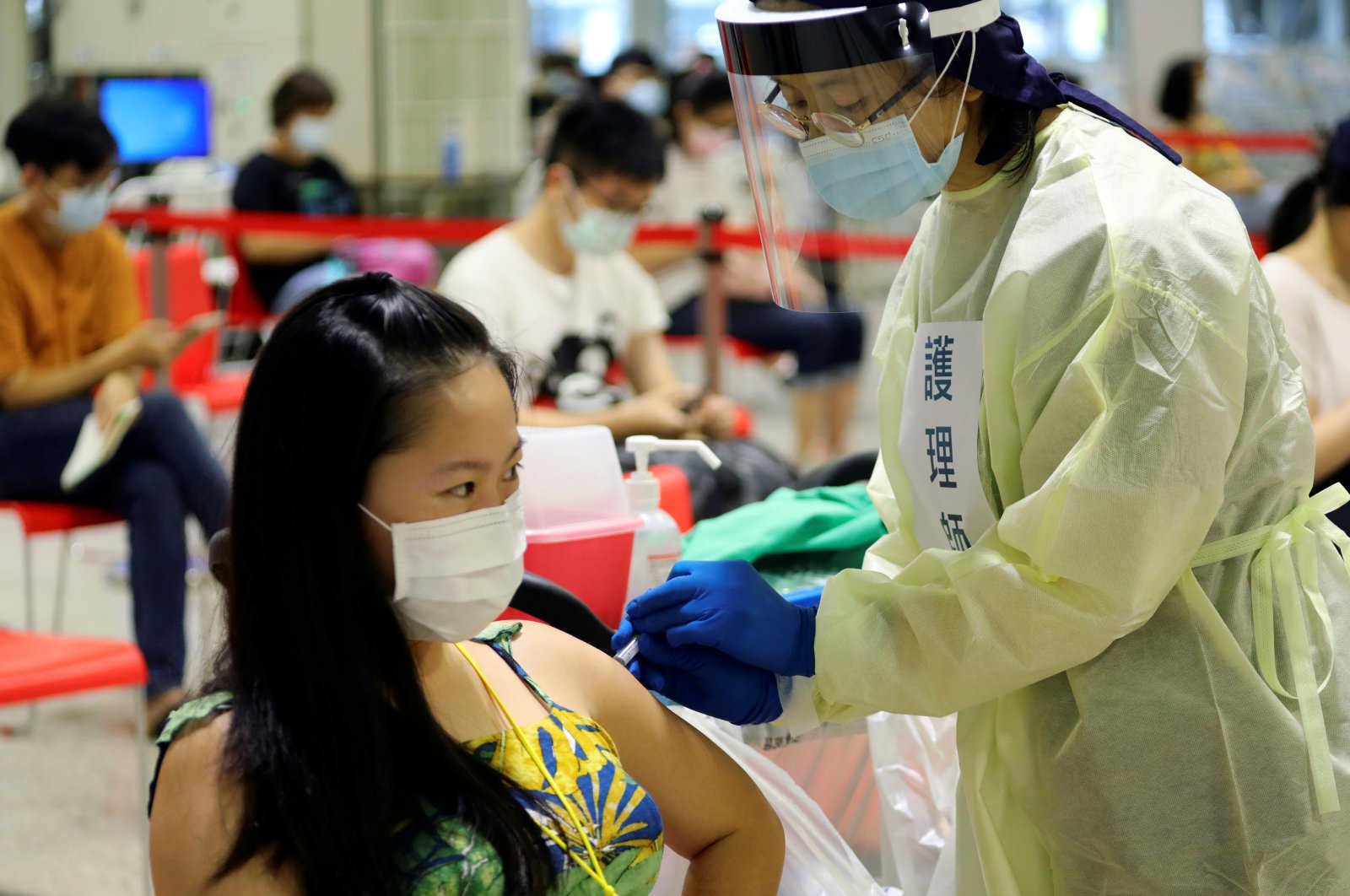 A medical worker administers a dose of the domestically developed Medigen Vaccine Biologics Corp.'s COVID-19 vaccine at a vaccination site in Taipei, Taiwan, Aug. 23, 2021. (Reuters Photo)