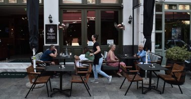 People sit at a pub in the center of Thessaloniki, Greece,  Aug. 24, 2021. (AFP Photo)