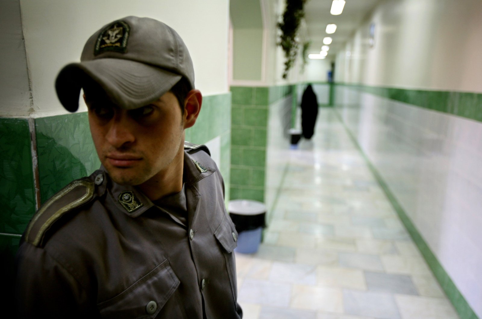 A prison guard stands along a corridor in Tehran's Evin prison, Iran, June 13, 2006. (Reuters Photo)