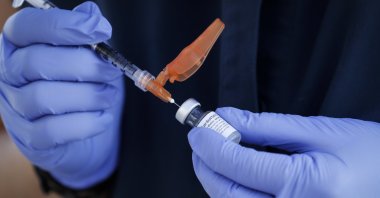 A health care worker prepares a syringe with the Pfizer-BioNTech COVID-19 vaccine at a vaccination clinic in Arleta, U.S., Aug. 23, 2021. (EPA Photo)