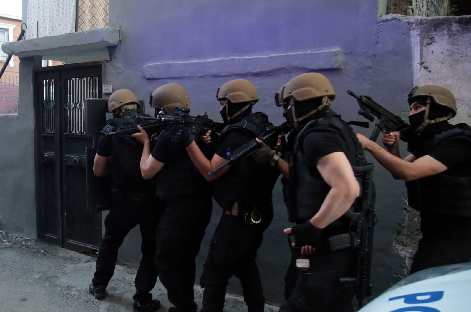 A counterterrorism squad prepares to raid the address of a suspected PKK terrorist in Turkey's southern Adana province, May 24, 2021. (AA File Photo)