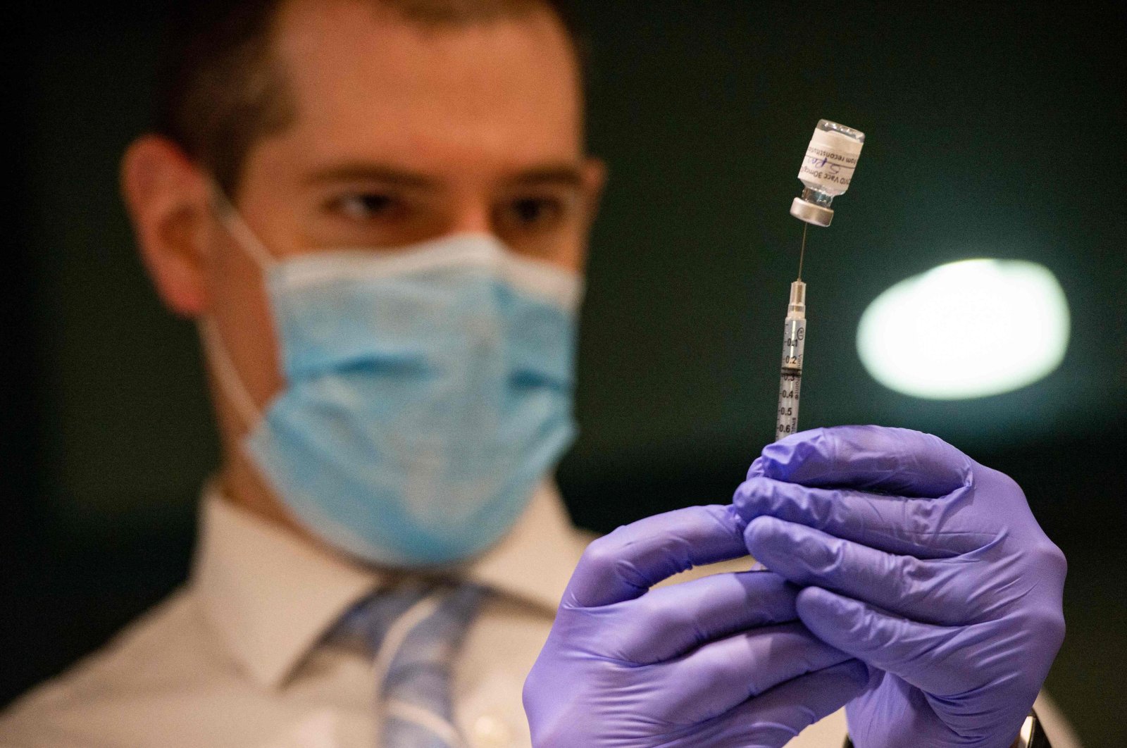 A medical worker fills syringes with the Pfizer-BioNTech COVID-19 vaccine at Foxwoods Resort and Casino in Mashantucket, Connecticut, U.S., March 8, 2021. (AFP Photo)