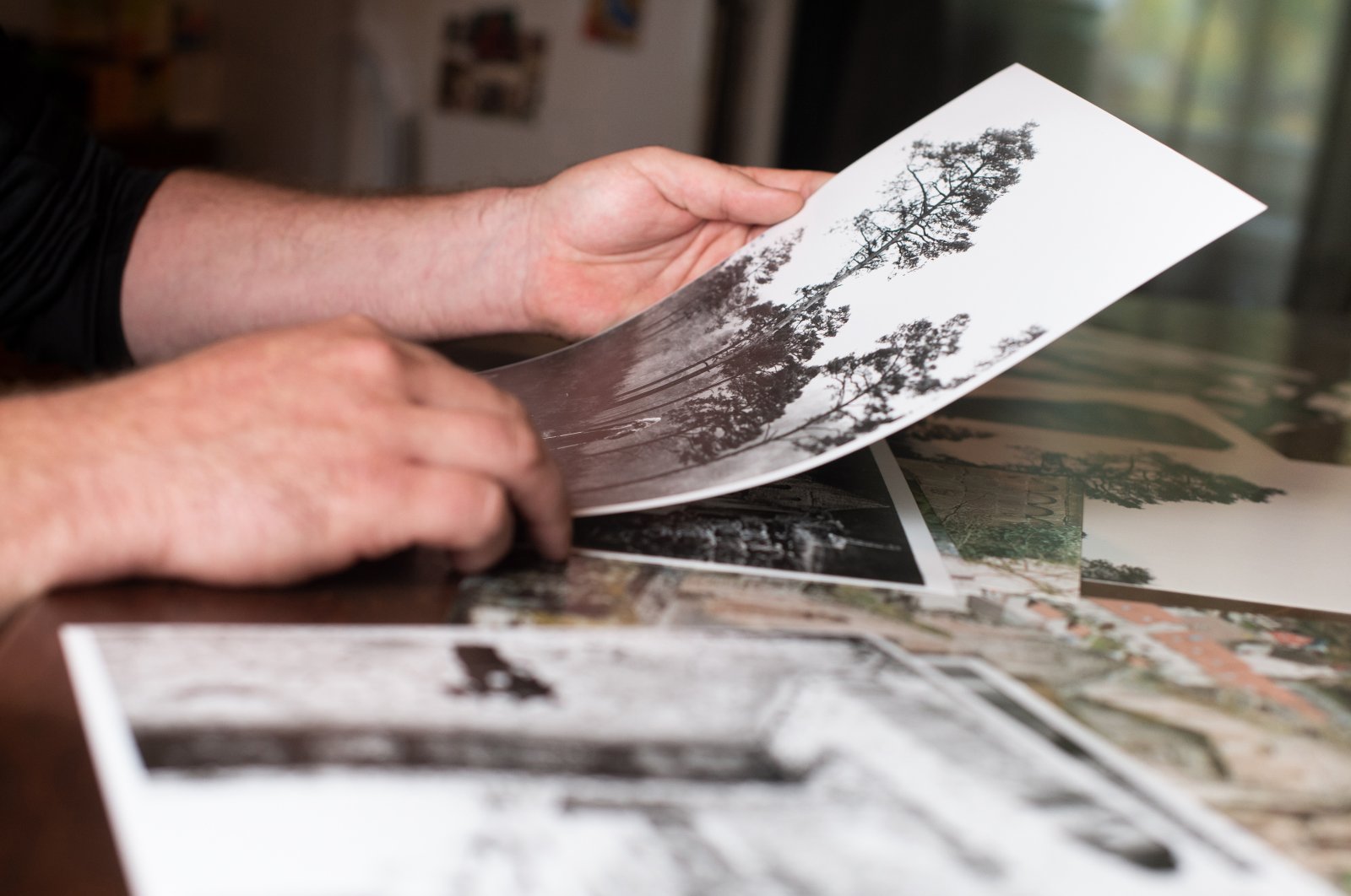 Digital photos take on a completely different quality when you print them out on paper. (DPA Photo) 
