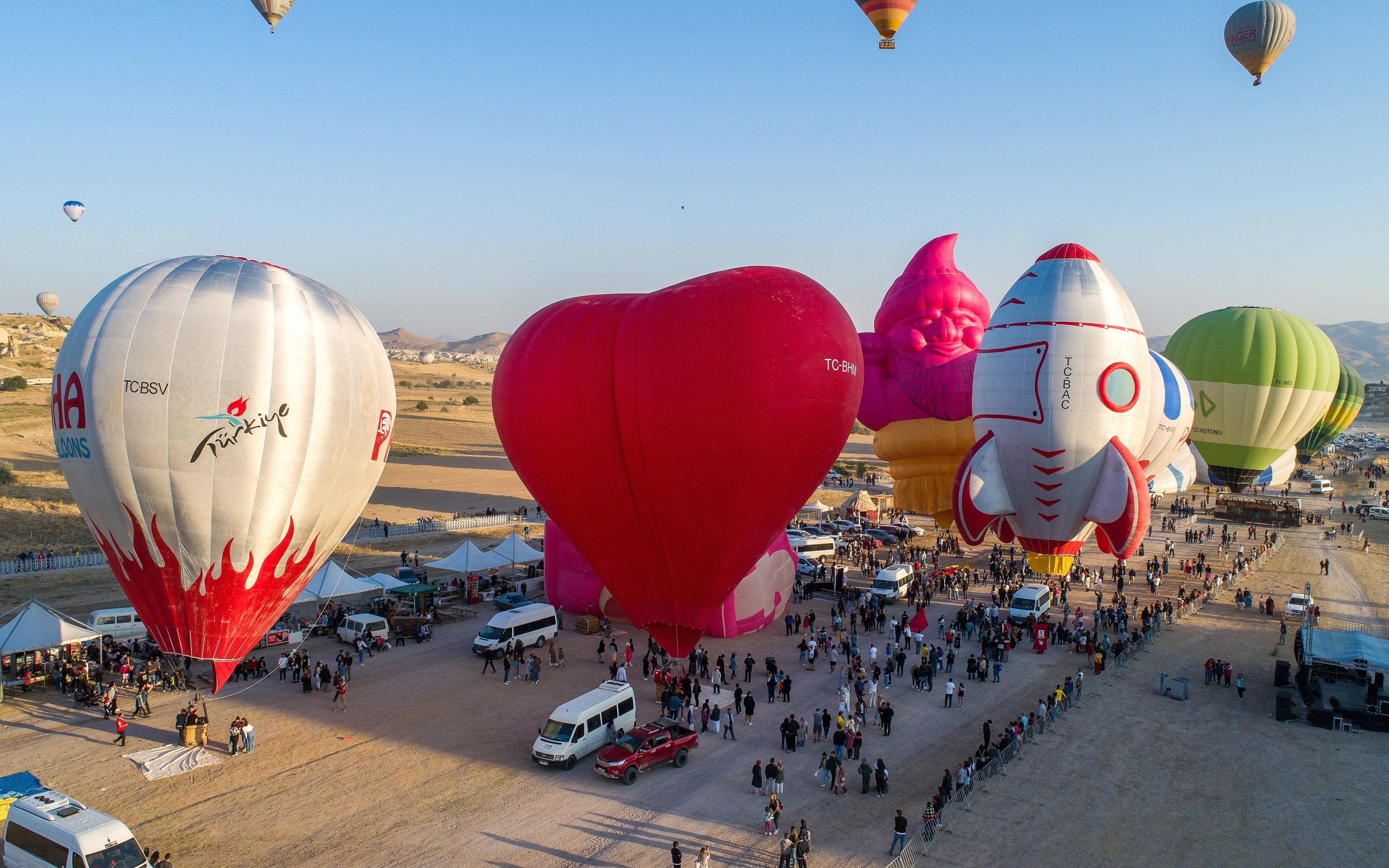 Hot air balloons prepare to take off to mark the start of an international hot air balloon festival in the Cappadocia region of Nevşehir province, central Turkey, Aug. 28, 2021. (AA Photo)