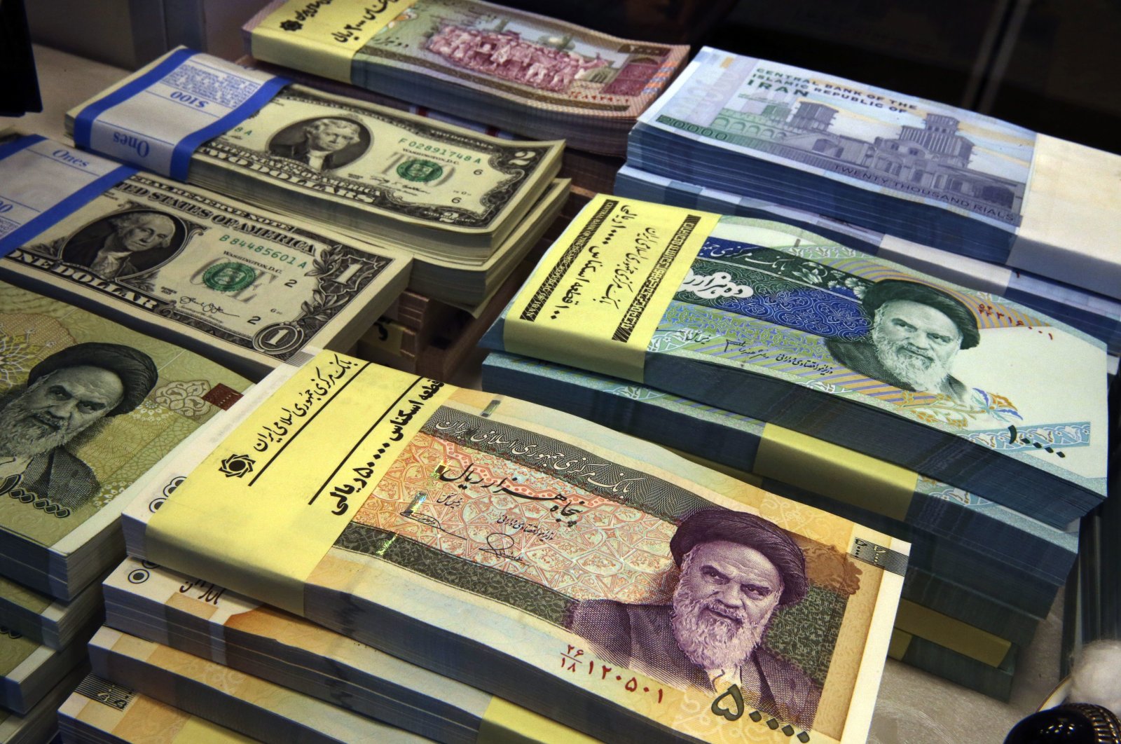 Iranian and U.S. banknotes are on display at a currency exchange shop in downtown Tehran, Iran, April 4, 2015. (AP photo)