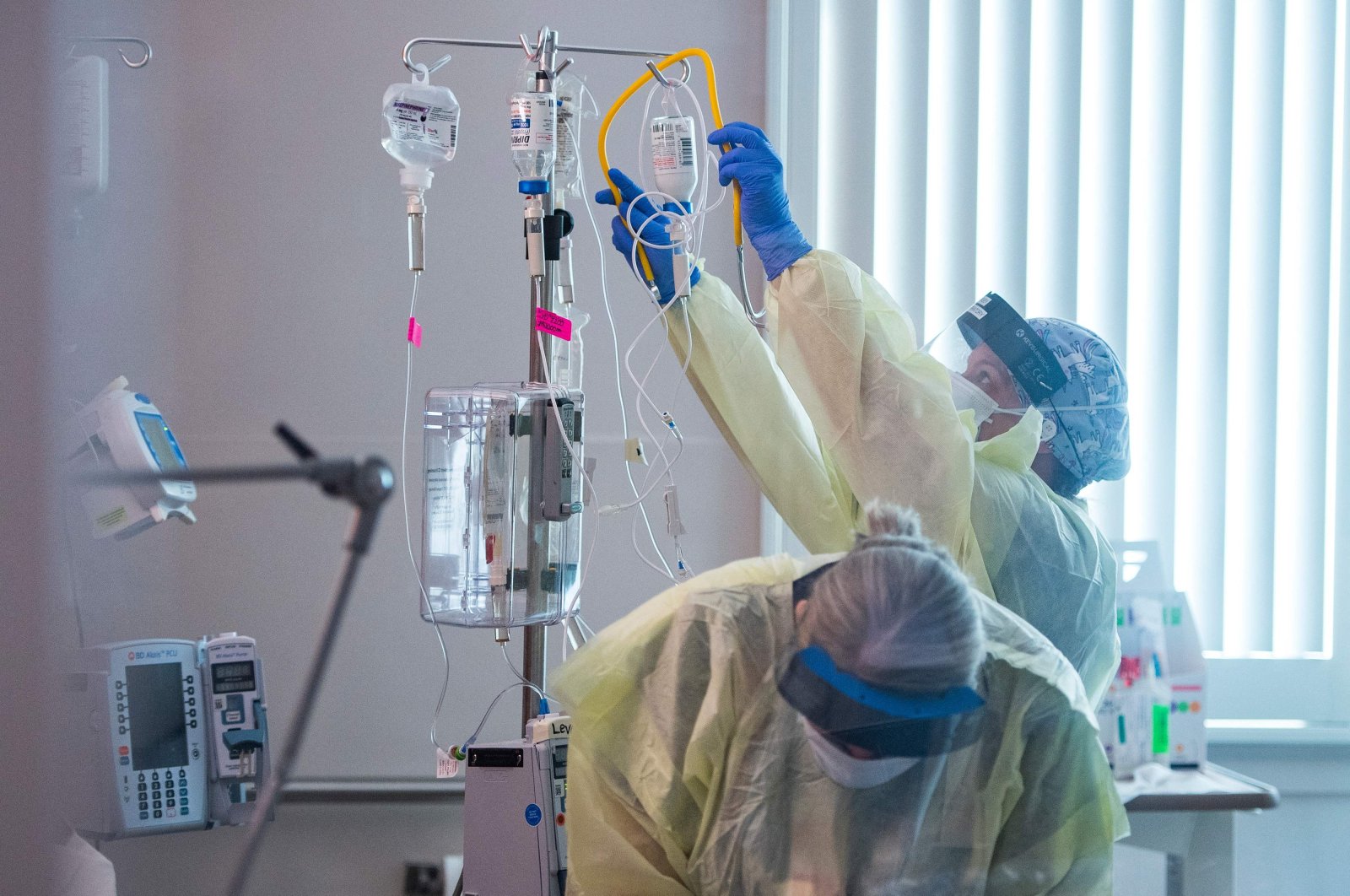 Nurses care for a COVID-19 patient inside the ICU at Adventist Health in Sonora, California, U.S, Aug. 27, 2021. (Photo by AFP)
