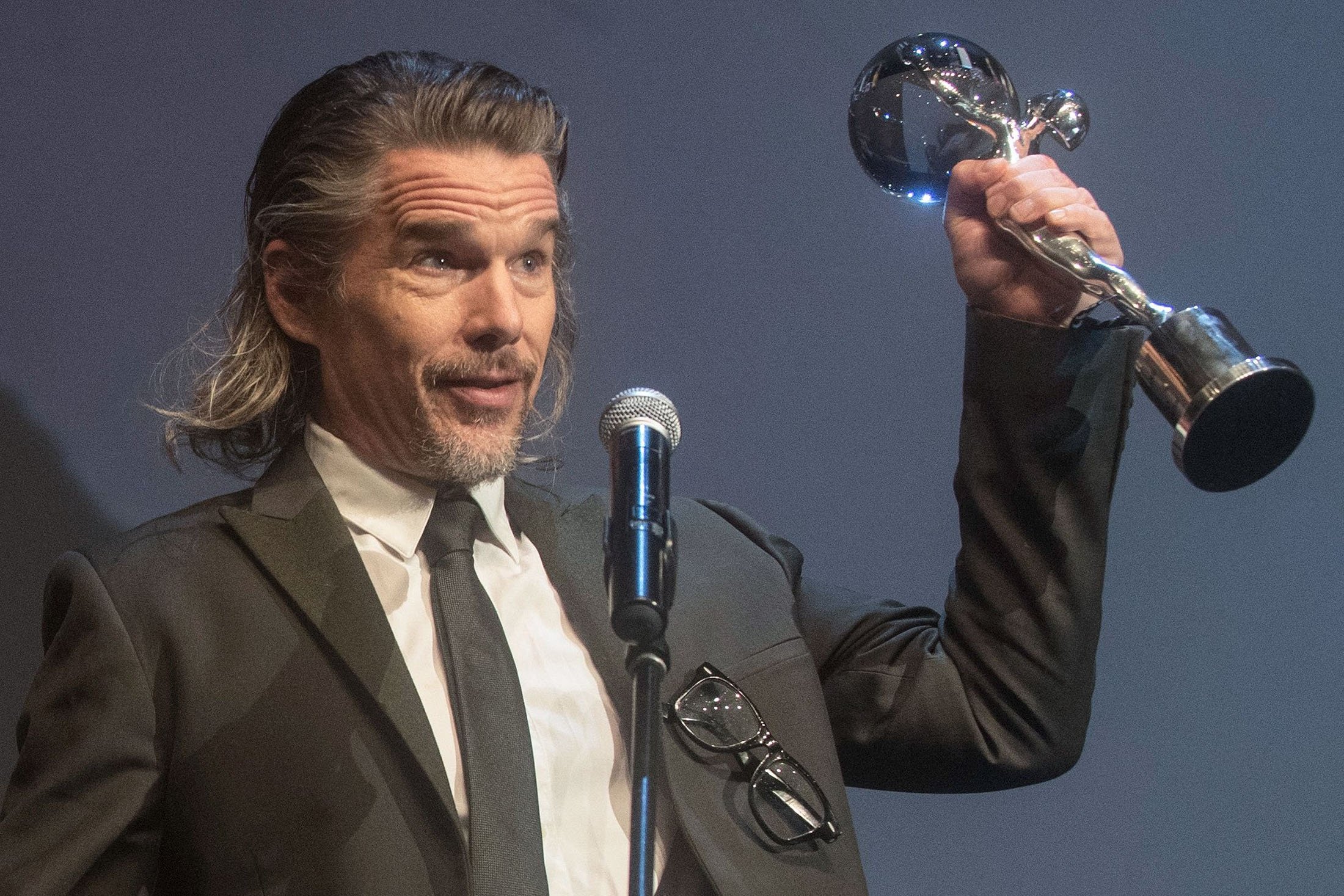 American actor and filmmaker Ethan Hawke delivers a speech during  the closing ceremony at the 55th Karlovy Vary International Film Festival (KVIFF) in Karlovy Vary, Czech Republic, Aug. 28, 2021. (AFP Photo)