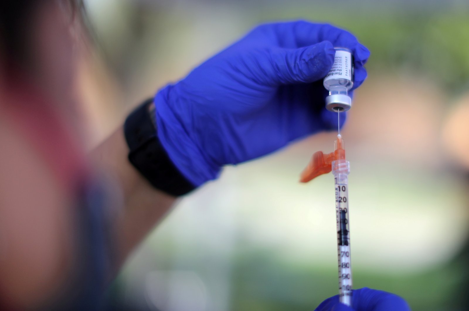 A nurse prepares a Pfizer-BioNTech COVID-19 vaccine as part of a vaccination drive in Arleta, Los Angeles, California, U.S., Aug. 23, 2021. (Reuters Photo)