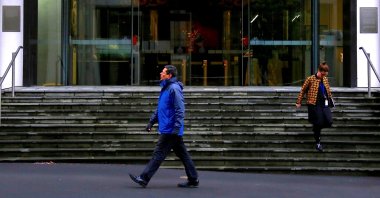 Pedestrians walk near the main entrance to the Reserve Bank of New Zealand located in central Wellington, New Zealand, July 3, 2017. (Reuters Photo)