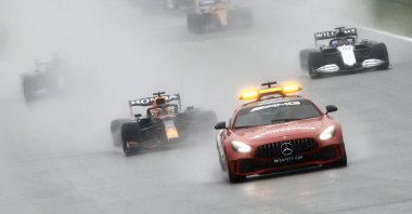 A Formula One safety car leads race drivers as the start of the Belgian Grand Prix is delayed due to bad weather at Spa, Belgium, Aug. 29, 2021. (Reuters Photo)