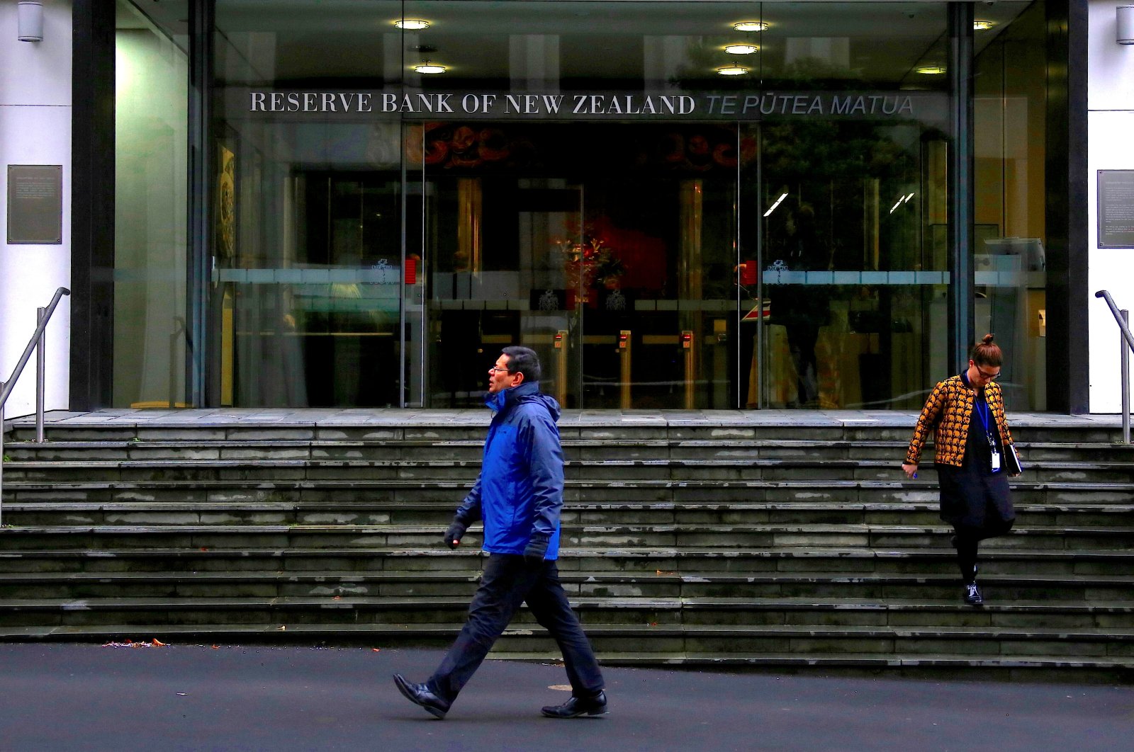 Pedestrians walk near the main entrance to the Reserve Bank of New Zealand located in central Wellington, New Zealand, July 3, 2017. (Reuters Photo)