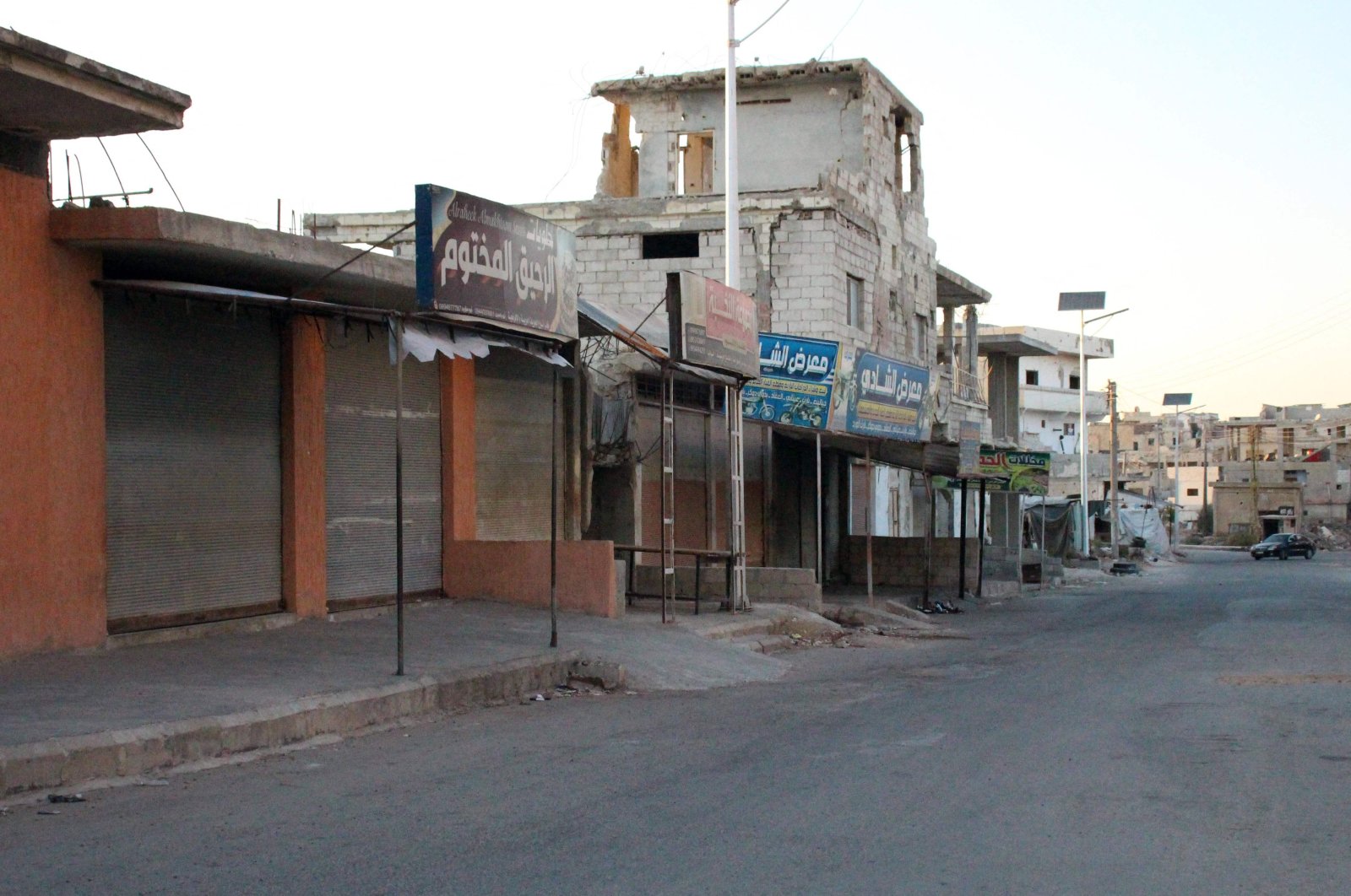 A picture shows the Syrian district of Daraa al-Balad deserted following fighting between regime forces and armed opposition groups in Syria's southern province of Daraa, on Aug. 16, 2021. (AFP Photo)