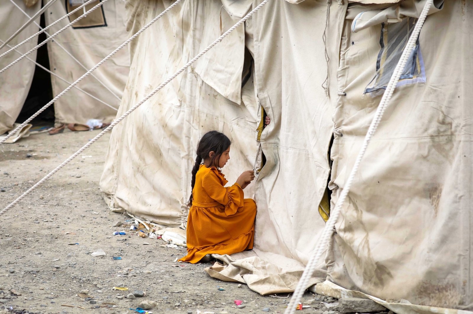 An Afghan child who fled due to the fighting between Taliban and Afghan security forces from northern provinces plays near her temporary shelter in a public park in Kabul, Afghanistan, Aug. 14, 2021. (EPA Photo)