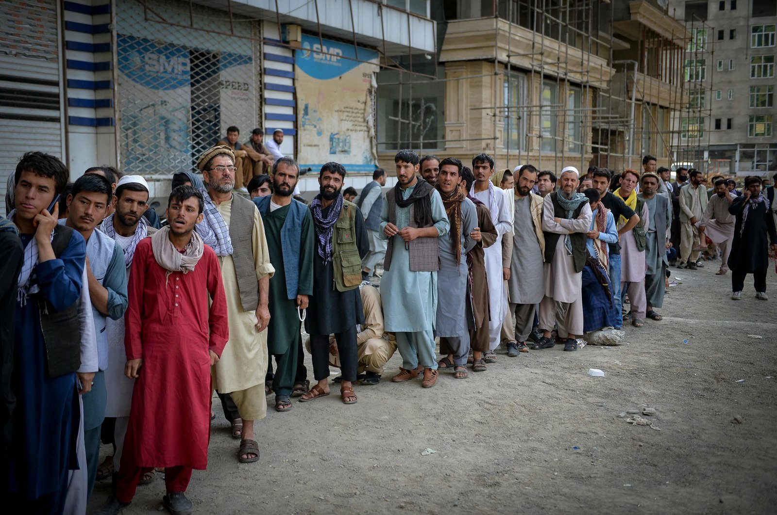 People queue up as they wait for banks to open, in Kabul, Afghanistan, Aug. 31, 2021. (AFP Photo)