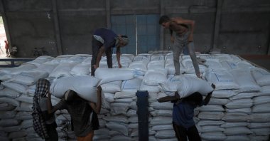 Ethiopian porters unload food aid bound for victims of war at a checkpoint leading to Tigray in Mai Tsebri town, Ethiopia, June 26, 2021. (Reuters Photo)